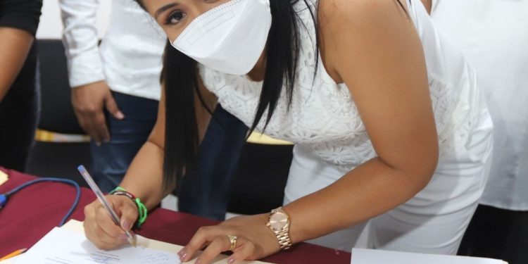 RECIBE BLANCA MERARI DEL IEQROO SU CONSTANCIA DE MAYORÍA EN LA ELECCIÓN DE PRESIDENTE MUNICIPAL DE PUERTO MORELOS