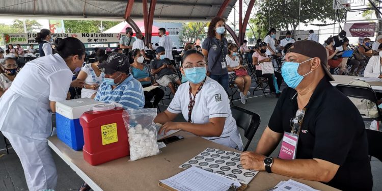 UN TOTAL DE 16 MIL 973 VACUNAS CONTRA EL COVID-19 SE APLICARON AYER EN QUINTANA ROO