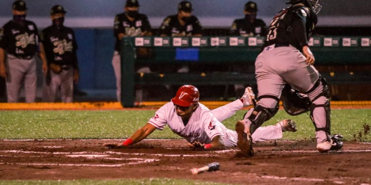 VERACRUZ SE ADELANTA EN LA SERIE CON JUEGO RECORTADO POR LLUVIA