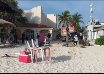 FISCALÍA, POLICÍAS Y MILITARES LIMPIAN PLAYA TORTUGAS EN CANCÚN