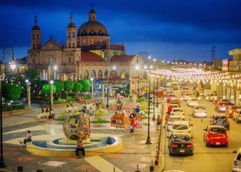 LE DAN UN TOQUE ESPECTACULAR A LA PLAZA CENTRAL DE JALPA DE MÉNDEZ, TABASCO