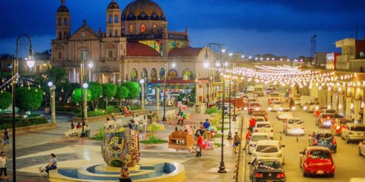 LE DAN UN TOQUE ESPECTACULAR A LA PLAZA CENTRAL DE JALPA DE MÉNDEZ, TABASCO