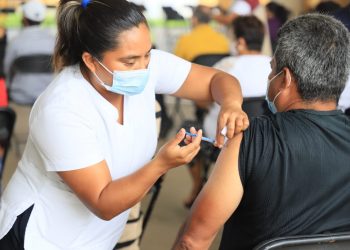 REANUDAN VACUNACIÓN A PERSONAS DE 50 A 59 AÑOS EN CENTRO Y BALANCÁN