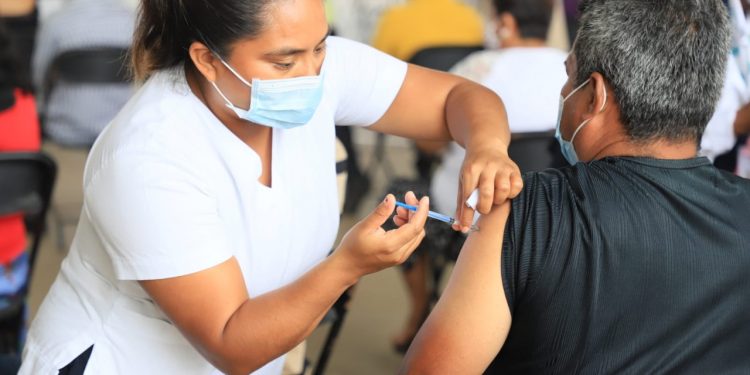 REANUDAN VACUNACIÓN A PERSONAS DE 50 A 59 AÑOS EN CENTRO Y BALANCÁN