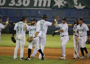 ENCABEZA ORAMAS BLANQUEADA COMBINADA DE 2-0 AL AGUILA JAROCHA