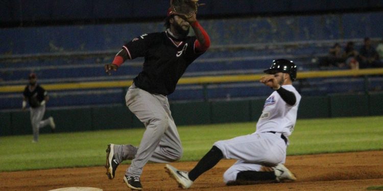REPARTEN VICTORIAS OLMECAS Y AGUILA; LA SERIE SE QUEDA EN CASA