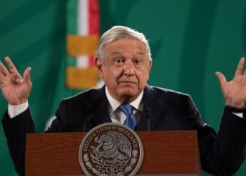 EL INE GASTA PRESUPUESTO EN ALTOS SUELDOS Y VINOS, ACUSA AMLO