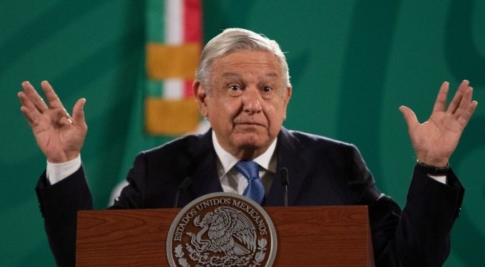 EL INE GASTA PRESUPUESTO EN ALTOS SUELDOS Y VINOS, ACUSA AMLO
