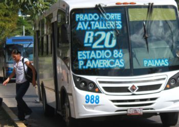 CAMIÓN A EXCESO DE VELOCIDAD PROVOCA ACCIDENTE EN LA AVENIDA TULUM