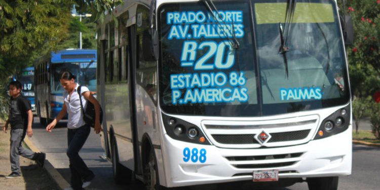 CAMIÓN A EXCESO DE VELOCIDAD PROVOCA ACCIDENTE EN LA AVENIDA TULUM