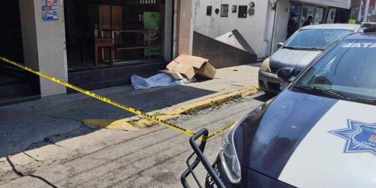 HOMBRE SE DESPLOMA EN AV.MÉNDEZ POR PARO CARDIACO Y FALLECE