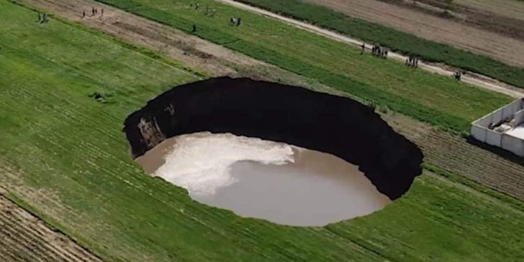 SOCAVÓN ENORME SE EXTIENDE EN PUEBLA; PASA DE 5 A 60 METROS EN DOS DÍAS