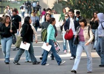 ENFRENTAN EGRESADOS DE UNIVERSIDADES FALTA DE EMPLEO Y SALARIOS BAJOS