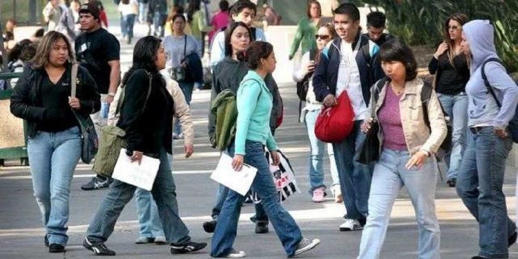 ENFRENTAN EGRESADOS DE UNIVERSIDADES FALTA DE EMPLEO Y SALARIOS BAJOS