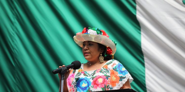 OTORGAN A MARITZA YEH CHAN, MEDALLA AL MÉRITO INDÍGENA MAYA “CECILIO CHI”