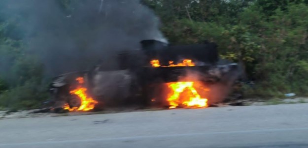 SE INCENDIA PIPA EN LA CARRETERA PLAYA DEL CARMEN-TULUM