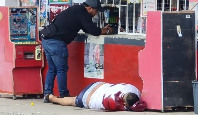 EJECUTAN A UN HOMBRE MIENTRAS COMPRABA CERVEZA EN CANCÚN
