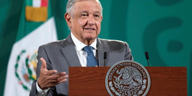 AMLO PIDE CREAR UNA NUEVA CLASE MEDIA CON DIMENSIÓN SOCIAL