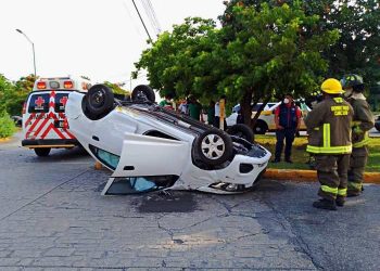 VUELCA ESTADOUNIDENSE, COCHE EN EL CENTRO DE CANCÚN