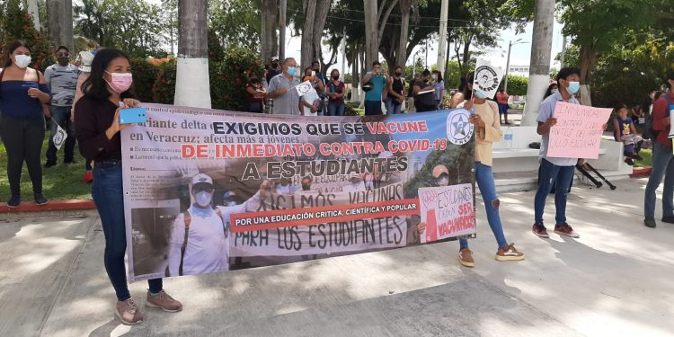 SE MANIFIESTAN PARA EXIGIR VACUNACIÓN A ESTUDIANTES