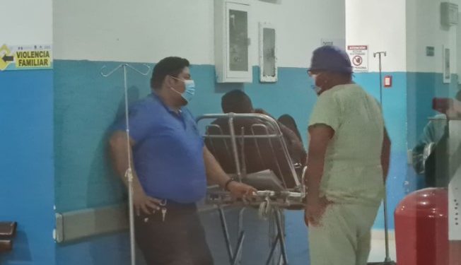 CON TODO Y HERIDAS SE LANZA DE UN COCHE PARA EVITAR SER EJECUTADO EN CANCÚN