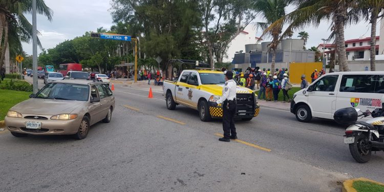 TRÁFICO EN LA ZONA HOTELERA DE CANCÚN POR OBRAS DE AGUAKAN