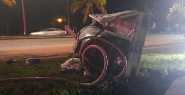 VUELCA PIPA EN EL BULEVAR COLOSIO DE CANCÚN