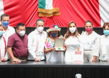 ACUDE MARA LEZAMA COMO INVITADA A LA ENTREGA DE LA MEDALLA AL MÉRITO INDÍGENA MAYA