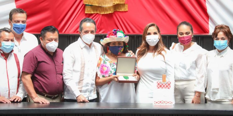 ACUDE MARA LEZAMA COMO INVITADA A LA ENTREGA DE LA MEDALLA AL MÉRITO INDÍGENA MAYA