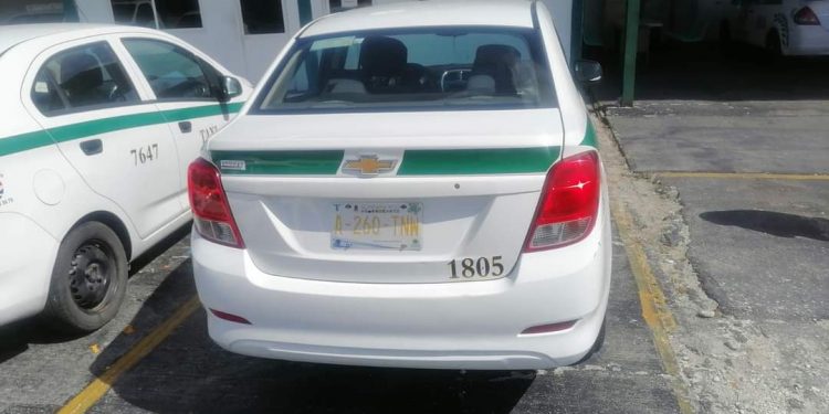 DAN DE BAJA A CHOFER DE TAXI AL SER SORPRENDIDO TOMANDO CERVEZA DENTRO DE LA UNIDAD EN HORARIO DE TRABAJO