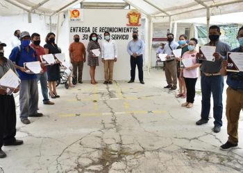 AYUNTAMIENTO DE OTHÓN P. BLANCO, HACE ENTREGA DE RECONOCIMIENTOS A TRABAJADORES POR PRESTAR 30 AÑOS DE SERVICIO EN DICHA INSTITUCIÓN