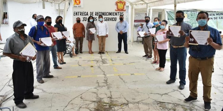 AYUNTAMIENTO DE OTHÓN P. BLANCO, HACE ENTREGA DE RECONOCIMIENTOS A TRABAJADORES POR PRESTAR 30 AÑOS DE SERVICIO EN DICHA INSTITUCIÓN