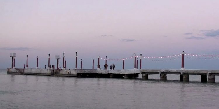 TURISTA TABASQUEÑO PIERDE LA VIDA AL LANZARSE DEL MUELLE DE SISAL