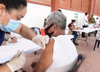 APLICAN LA SEGUNDA DOSIS DE ASTRAZENECA EN CUNDUACÁN