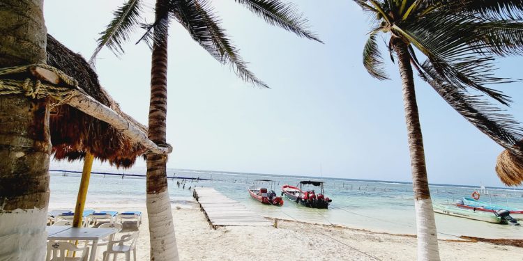BARRERAS ARTESANALES PROTEGEN LA ZONA TURÍSTICA DE MAHAHUAL