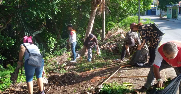 SACAN SILLONES, COLCHONES Y HASTA LAVABOS DEL CENOTE DE LA REGIÓN 97