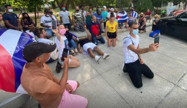 CUBANOS EN CANCÚN SE MANIFIESTAN EN SU CONSULADO, POR SEGUNDO DÍA