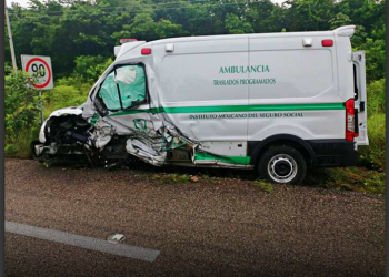 CHOQUE ENTRE AMBULANCIA DEL IMSS Y VEHÍCULO PARTICULAR DEJA DOS HERIDOS EN FELIPE CARRILLO PUERTO
