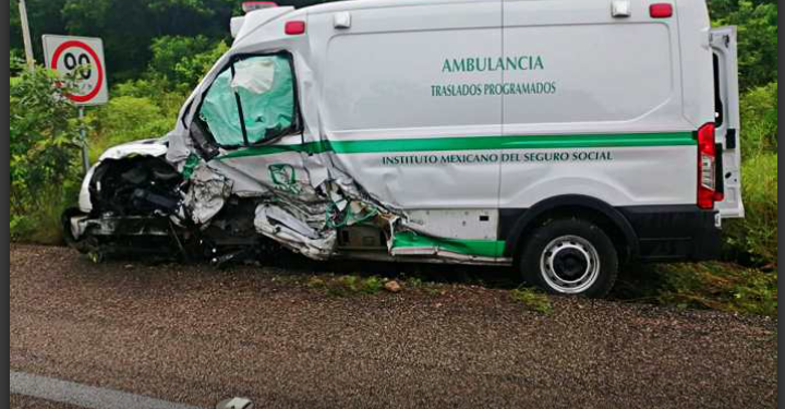 CHOQUE ENTRE AMBULANCIA DEL IMSS Y VEHÍCULO PARTICULAR DEJA DOS HERIDOS EN FELIPE CARRILLO PUERTO