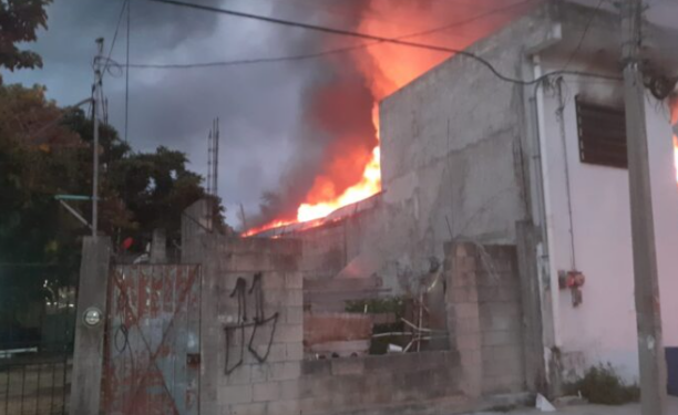 SE INCENDIA BODEGA DE MUEBLES DE HOTEL EN PLAYA DEL CARMEN