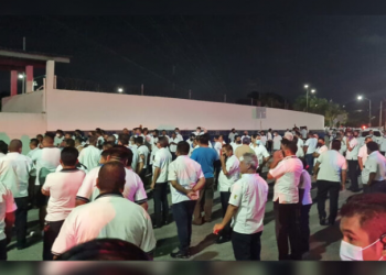 TAXISTAS SE MANIFIESTAN FRENTE A SEGURIDAD PÚBLICA EN CANCÚN