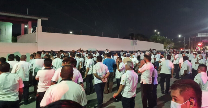 TAXISTAS SE MANIFIESTAN FRENTE A SEGURIDAD PÚBLICA EN CANCÚN