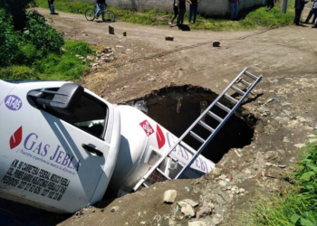 SE ABRE OTRO SOCAVÓN EN PUEBLA; AHORA SE ‘TRAGÓ’ UNA PIPA DE GAS