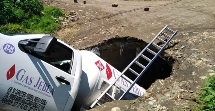 SE ABRE OTRO SOCAVÓN EN PUEBLA; AHORA SE ‘TRAGÓ’ UNA PIPA DE GAS