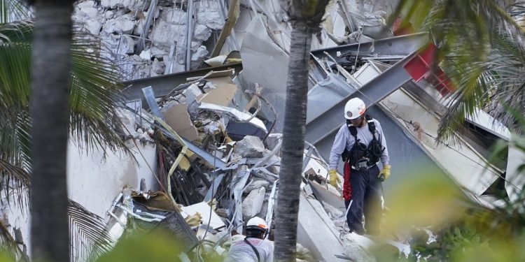 SOCORRISTA ENCUENTRA EL CUERPO DE SU HIJA EN EDIFICIO DERRUMBADO DE MIAMI