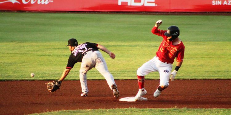 DOBLE TRIUNFO DE LOS OMECAS Y SE MANTIENEN EN EL CUARTO LUGAR EL SEGUNDO JUEGO SE FUE A 10 ENTRADAS, LAS PIZARRAS FUERON 4-3 Y 6-5