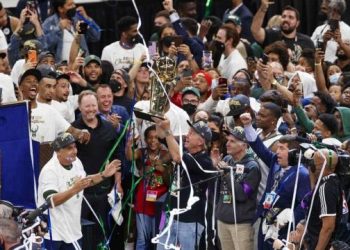 105-98: UN ANTETOKOUNMPO HISTÓRICO GUÍA A LOS BUCKS HASTA LA GLORIA