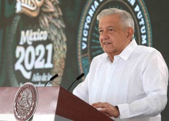 AMLO MUESTRA HALLAZGO DE PIEZA ARQUEOLÓGICA EN TABASCO
