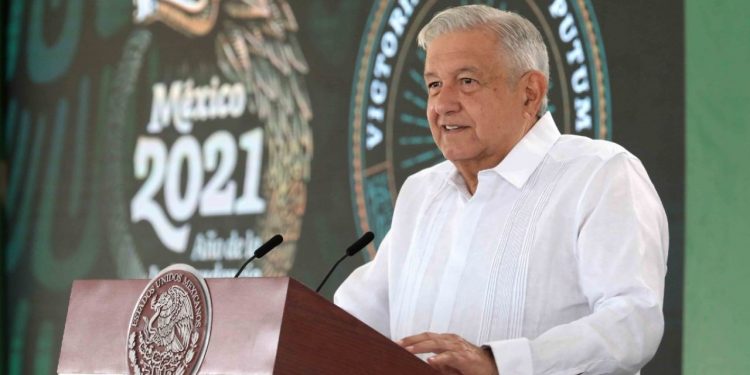 AMLO MUESTRA HALLAZGO DE PIEZA ARQUEOLÓGICA EN TABASCO