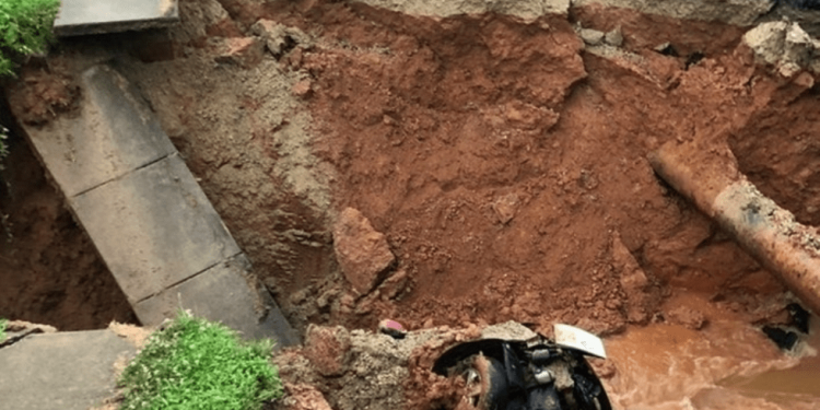 POR EXCESO DE VELOCIDAD AUTO CAE EN SOCAVÓN DE TIERRA COLORADA